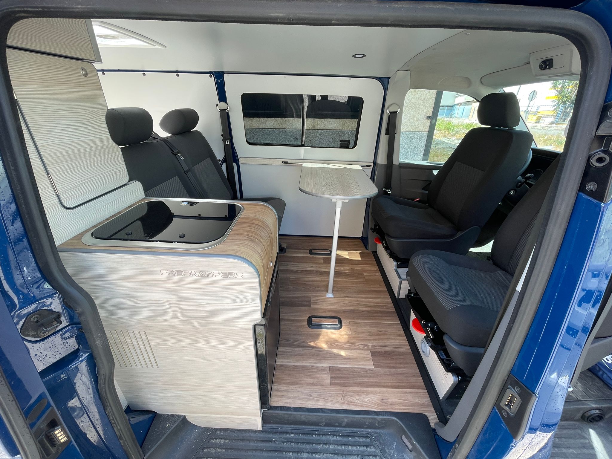 Interior de camper Volkswagen Transporter preparada para viajar desde Sevilla