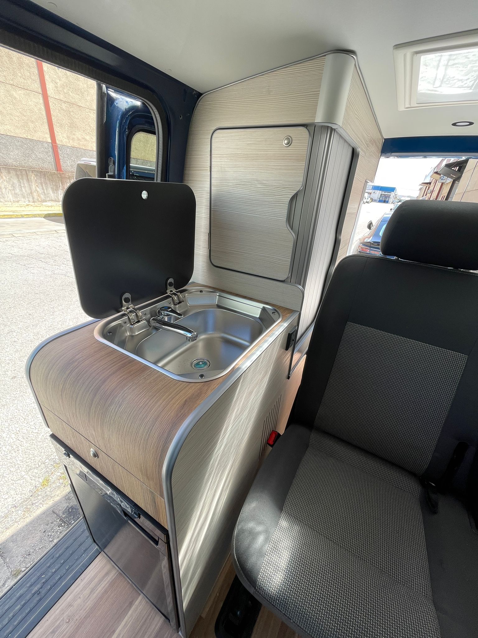 Zona de descanso de furgoneta camper para alquilar en Sevilla