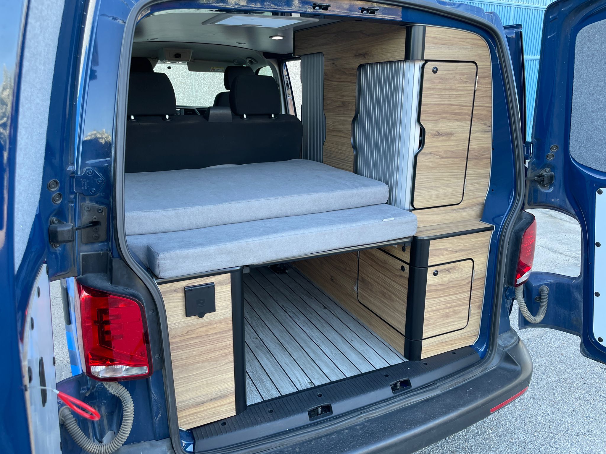 Volkswagen Transporter T6.1 camper de alquiler en Sevilla